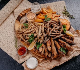 Mix de pește cu cartofi prăjiți