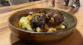 Бавно печено телешко с картофено пюре