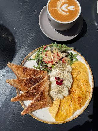 SCRAMBLED EGGS WITH MOZZARELA