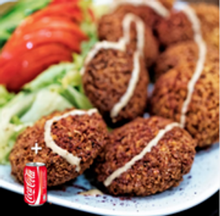 Plato con pan falafel,  patatas y Coca Cola