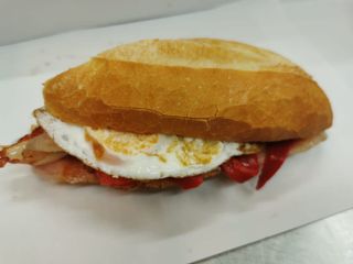 Bocadillo De Bacón Con Huevo Frito Y Pimiento Rojo