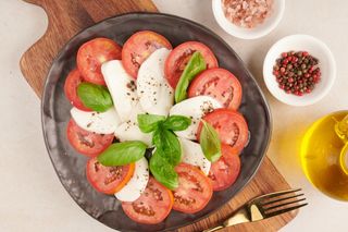 Caprese salata sa uljem od bosiljka