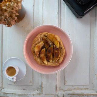 Мекица с карамелизирана ябълка и канела (145г)