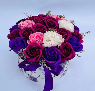 Aranjament cutie rotunda cu flori de sapun