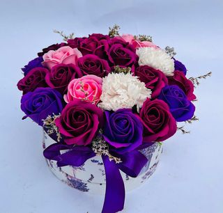 Aranjament cutie rotunda cu flori de sapun