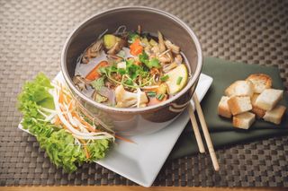 ტაილანდური ატრიას სუპი ბოსტნეულით და ღორის ხორცით