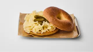 Bajgiel z serem Tete de Moine