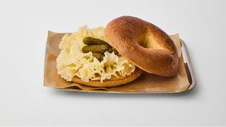 Bajgiel z serem Tete de Moine