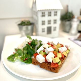 AVOCADO TOAST CON FETA