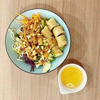 B6 Bún con involtini croccanti e braciole di maiale fritte e insalata