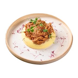 Дърпано свинско месце върху картофено пюре и печен сос