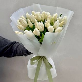 35 білих тюльпанів 