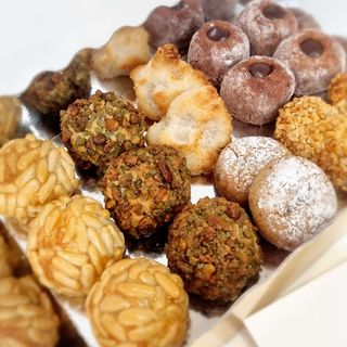 Caja de 16 panellets variados