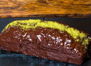 Брауни кейк с орехи и много шоколад - 1 парче