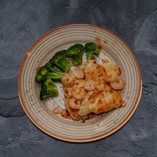 Пилешко филе със скариди, броколи, сладко чили   350г