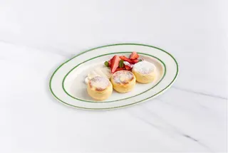 Сырники со сметанковым кремом и клубникой