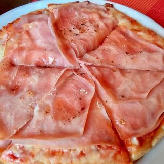 Pizza media masa pequeña jamón
