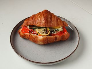 Круасан з лососем та крем сиром (220g)