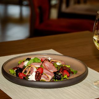 Salată cu piept de rață afumat