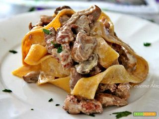 Pappardelle salsiccia e funghi