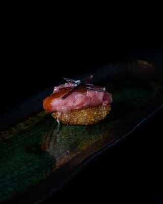 Crujiente con tartar de atún rojo y cecina de León