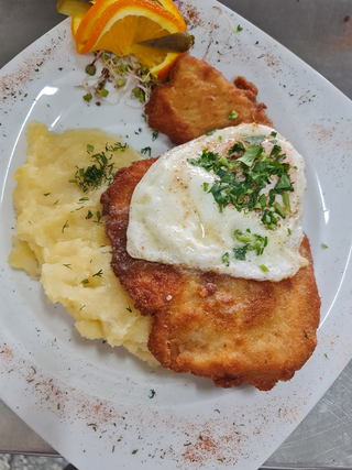 Sznycel z indyka  250g z jajkiem sadzonym , ziemniaki , surówka z białej kapusty