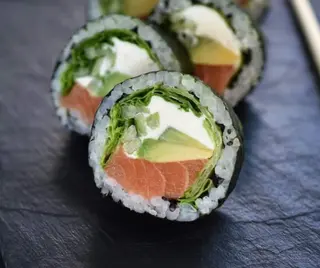 Futomaki z surowym łososiem