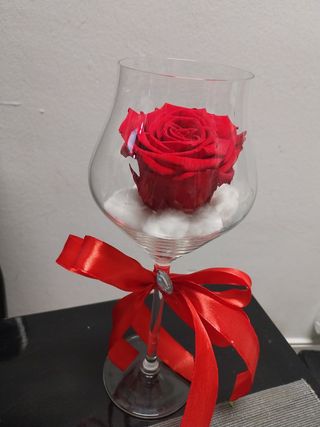Ruža crvena u staklenoj čaši 