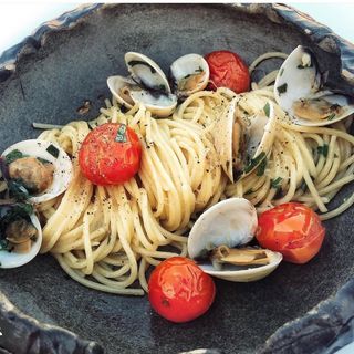 SPAGHETE CU VONGOLE SI VIN ALB