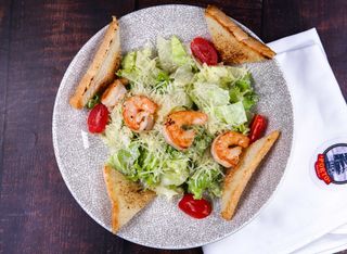 Салата Цезар със скариди (300г)