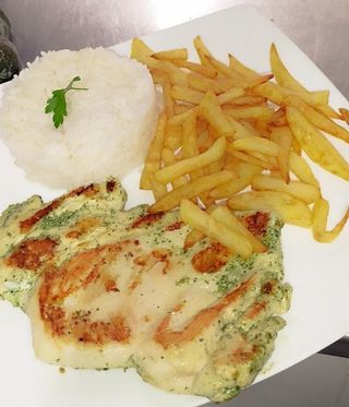 Plato Combinado De Pechuga De Pollo Con Arroz Y Papas