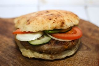 AKCIJA Urnebes gurmanska pljeskavica i mali pomfrit