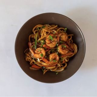 Yakiudon con langostinos 