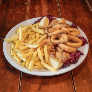 Anelli e ciuffi di calamari fritti* top selection con patatine fritte* e insalata mista
