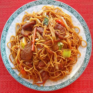 tallarines fritos con ternera