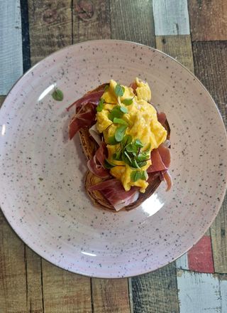 Tosta de tomate con jamón y huevo revuelto