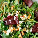 Ensalada De Queso De Cabra Con Remolacha Asada Más Balsamico