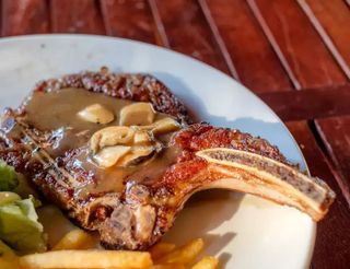 Свински Ребра с гъбен сос (350гр)