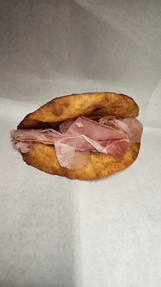 Piadina fritta crudo, fontina e rucola
