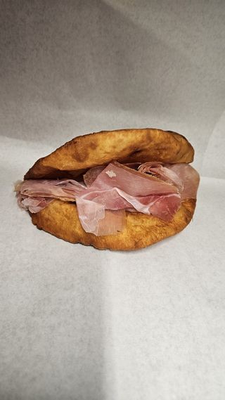 Piadina fritta crudo, squacquerone e rucola