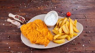 Șnițel de pui crumbs în fulgi de porumb cu cartofi pai