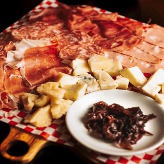 Assortiti formaggi e salumi italiani