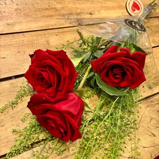 Ramico de 3 rosas rojas con verde y detalle con corazón