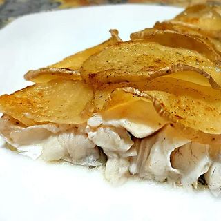 Spigola in sfoglia croccante con bufala e salsa di pomodoro