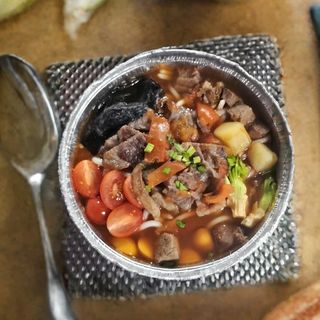 Udon con ternera y tomate