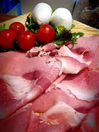 Burrata e speck cotto al rosmarino