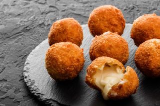 Сирні кульки з песто