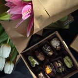 ხელნაკეთი შოკოლადი და ლილიას ტოტი