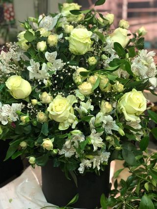 ლიმნისფერი ვარდების კომპოზიცია