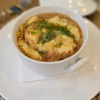 Sopa de cebolla con su tosta de queso Emmental fundido